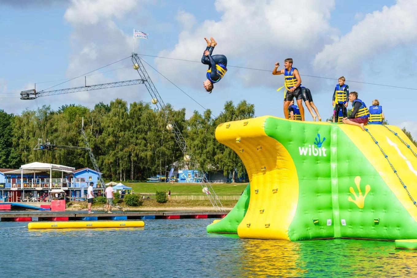 Ervaar 'Fryske Weelde' Op Vijf Sterren Vakantiepark De Kuilart Koudum Exterior foto